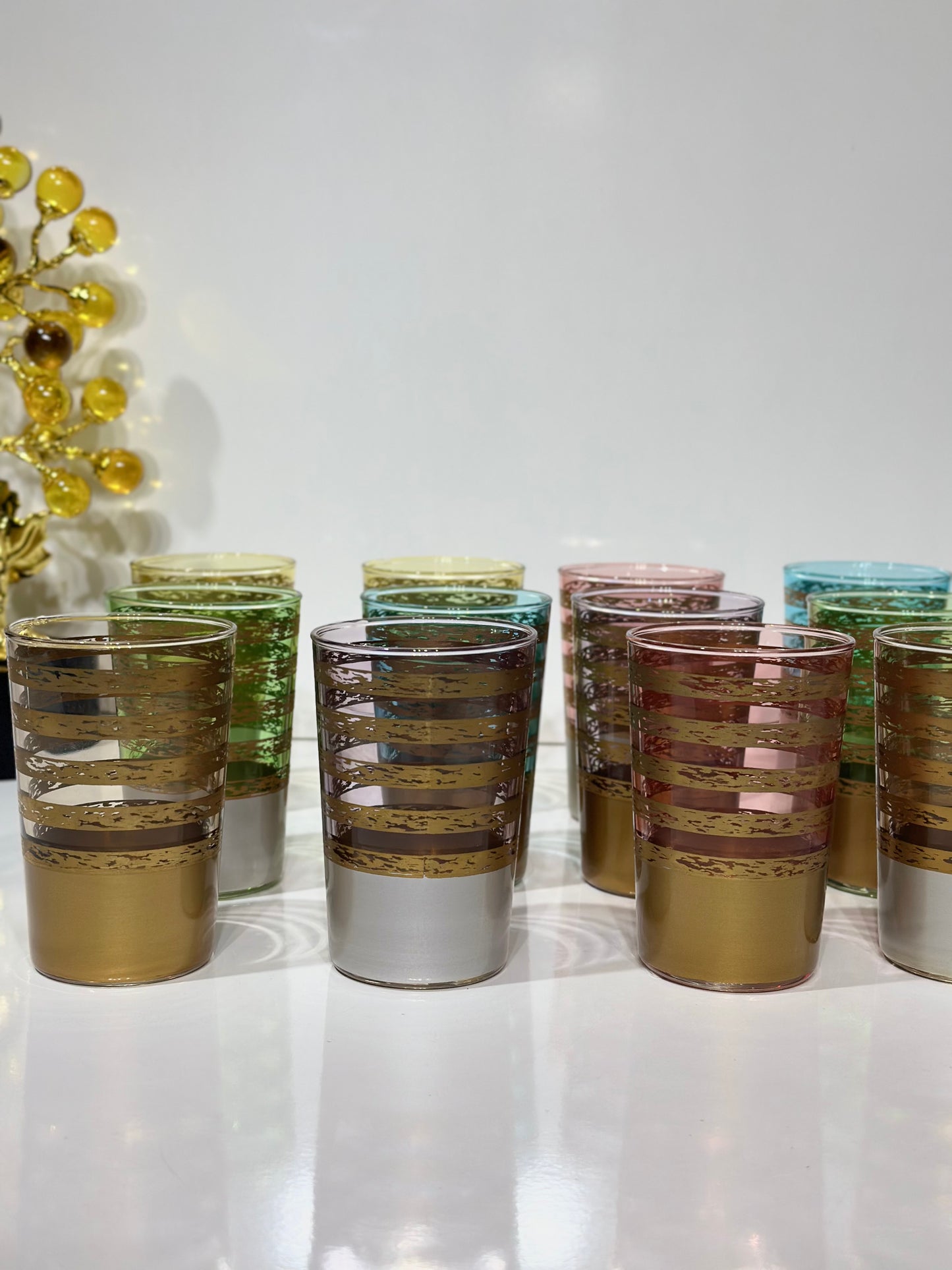 Lot de 12 Verres à Thé – Colorés avec Base Dorée & Argentée