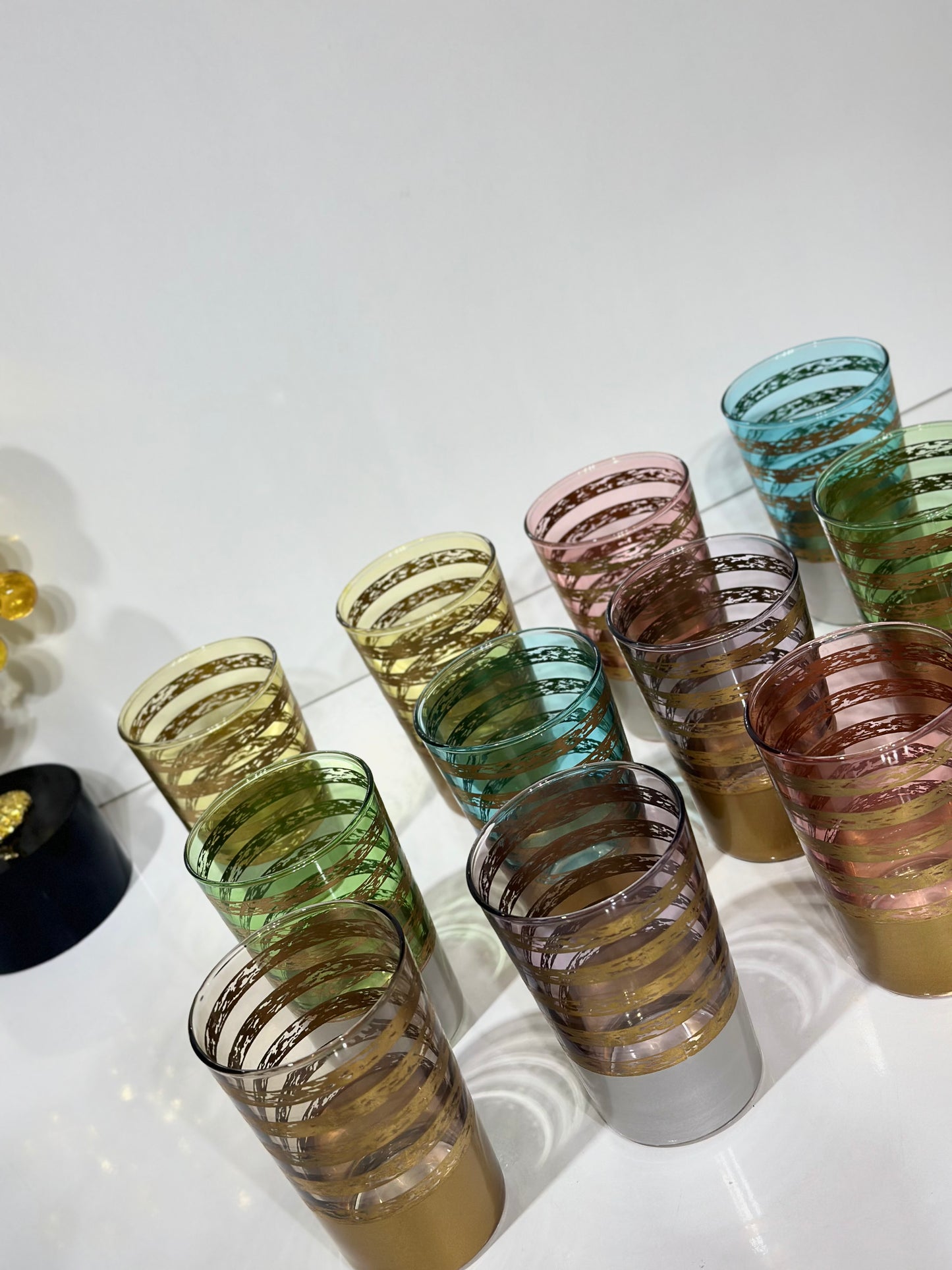 Lot de 12 Verres à Thé – Colorés avec Base Dorée & Argentée