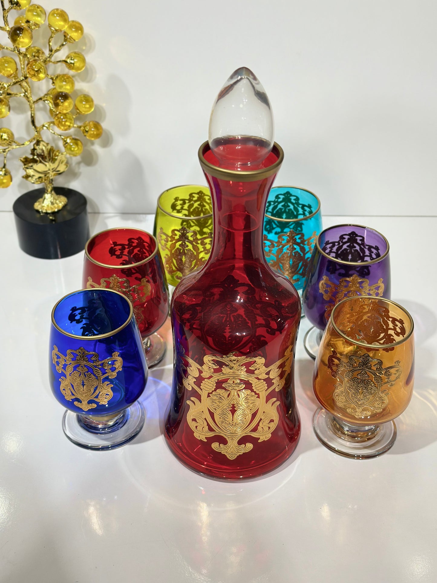 Coffret Carafe Rouge & 6 Verres Cristallisés – Finitions Dorées de Luxe