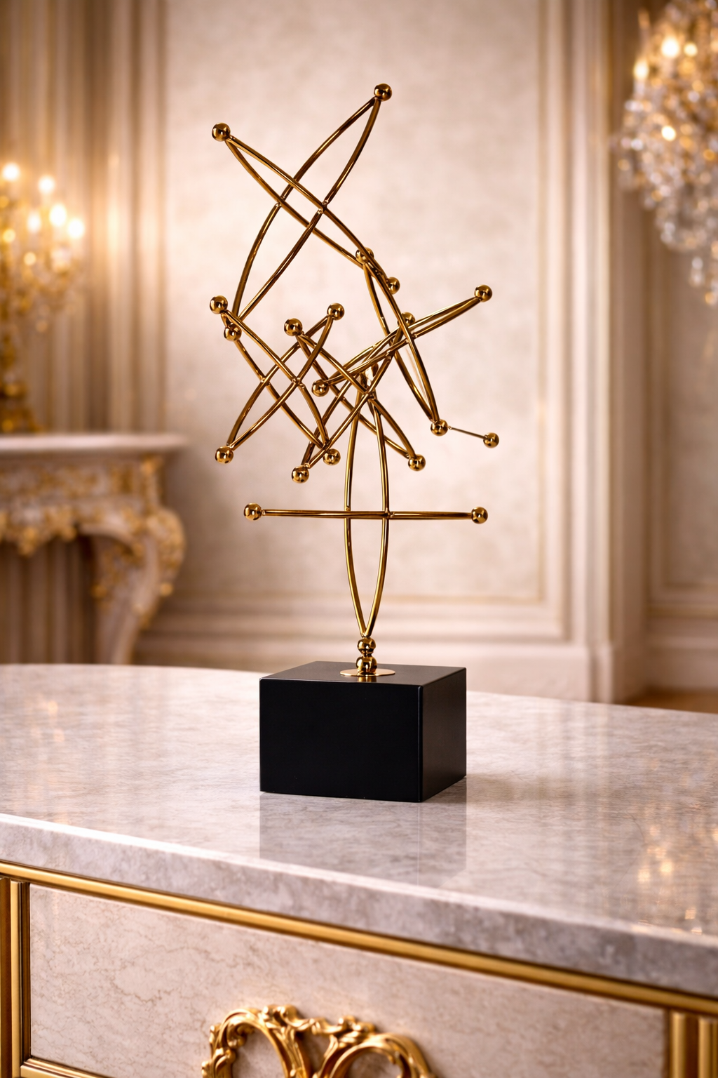 Sculpture décorative en métal doré – Élégance moderne