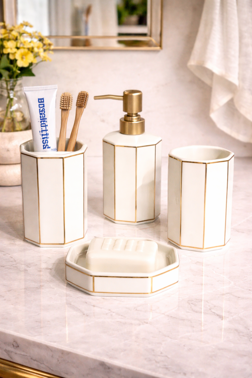 Set de Salle de Bain 4 Pièces Blanc avec Contours Dorés – Élégance Classique et Finition Raffinée