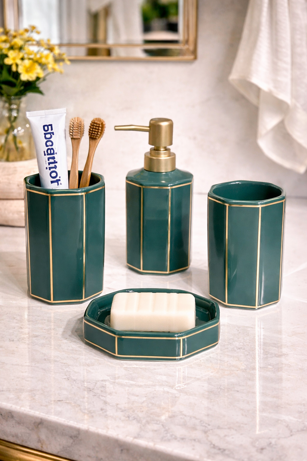 Set de Salle de Bain 4 Pièces Vert avec Contours Dorés – Style Élégant et Naturel