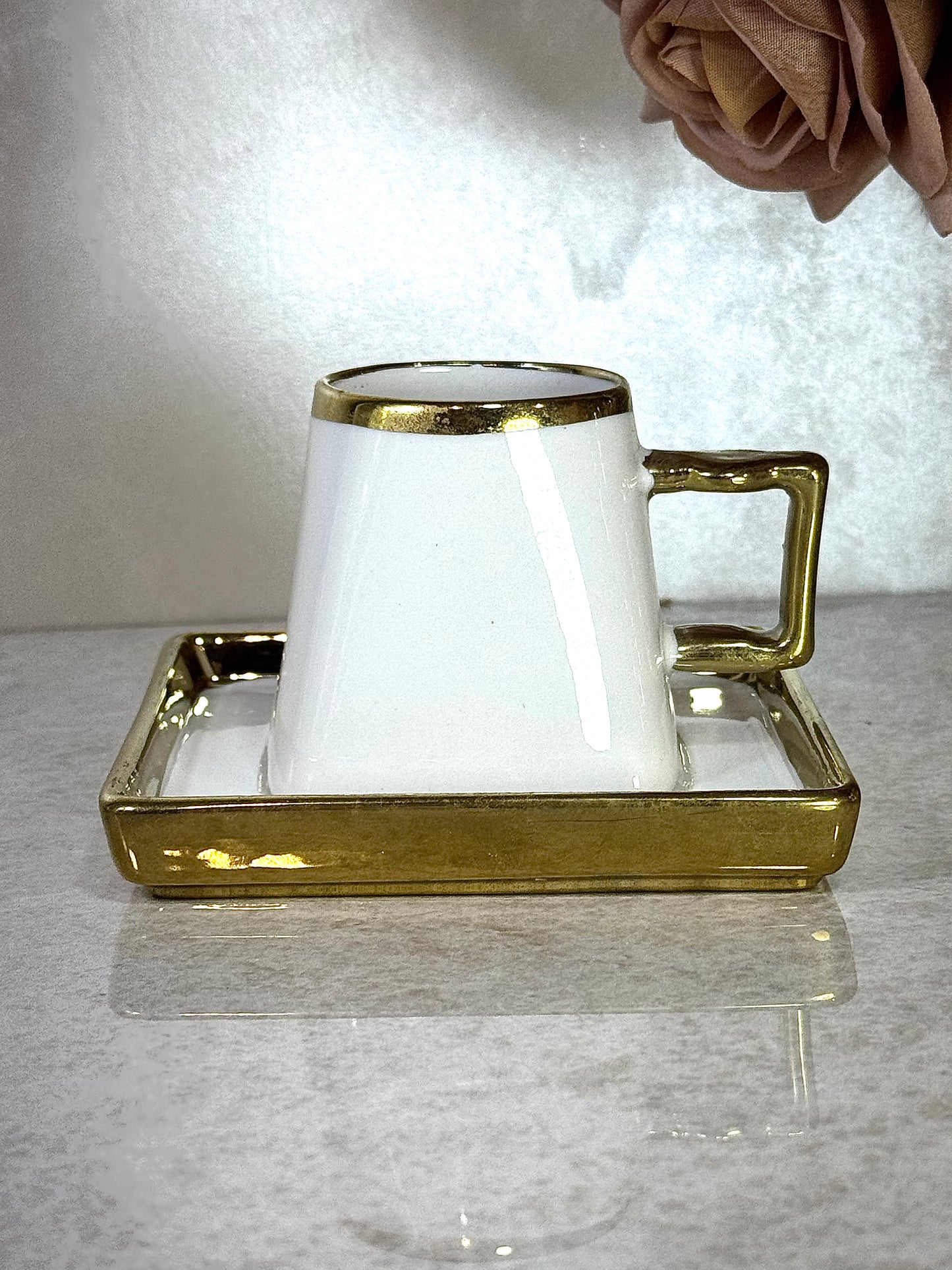 Service de 6 tasses et soucoupes noir ou blance– L’élégance au service de vos instants précieux