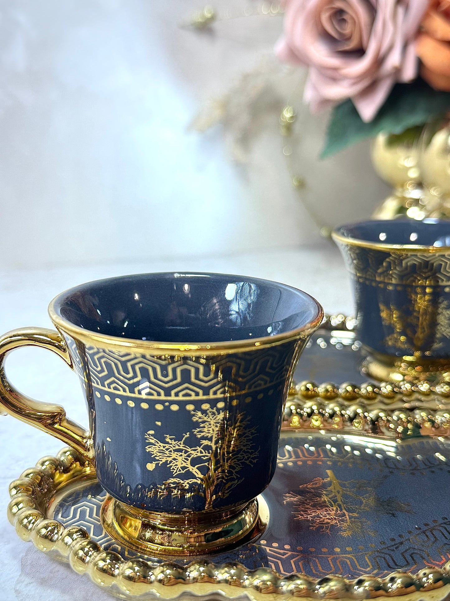 Coffret de 6 tasses avec sous tasses en noir et doré