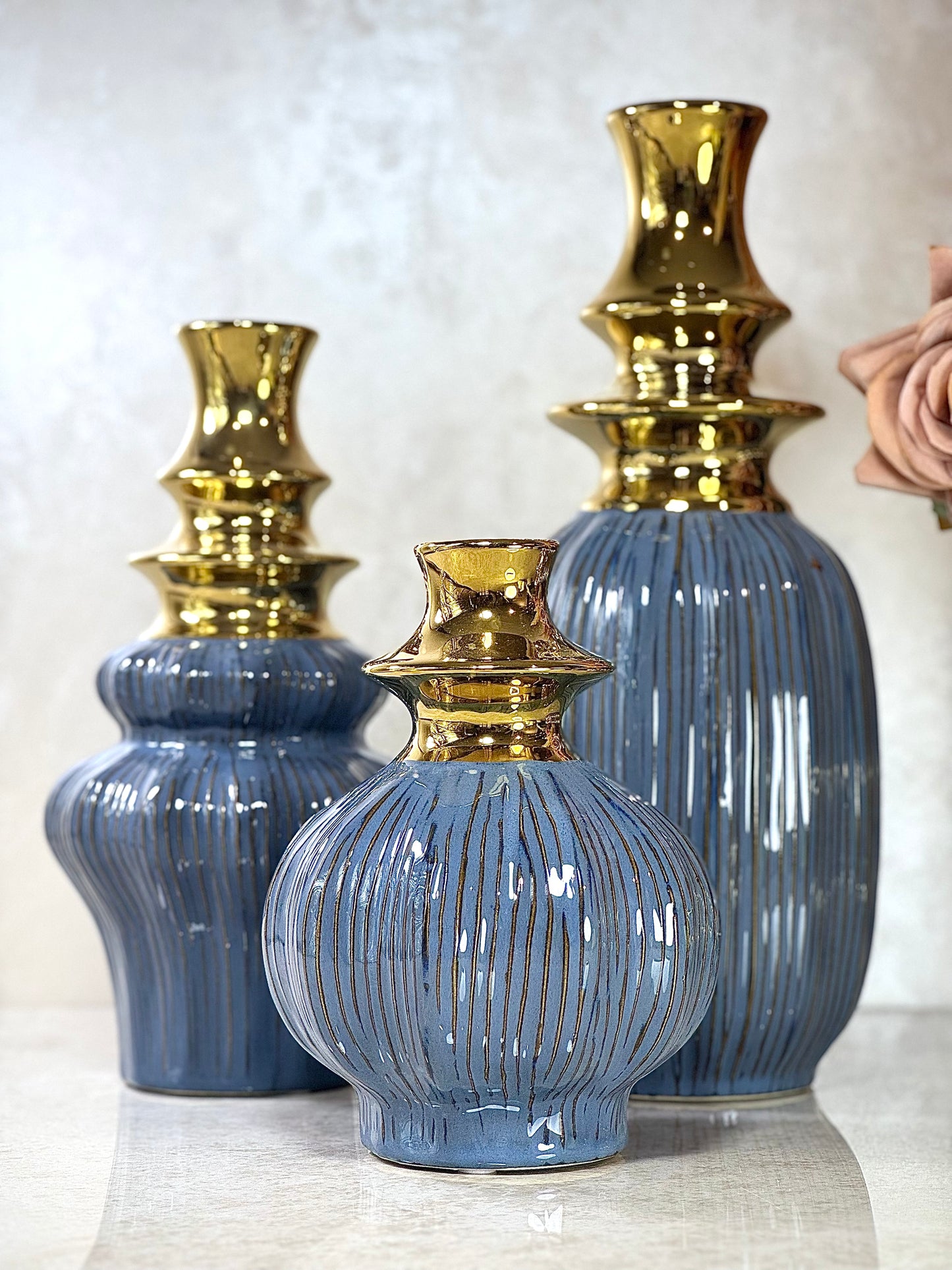 Trio de Vases Sculptés – Finition Dorée, Blanc ou Bleu