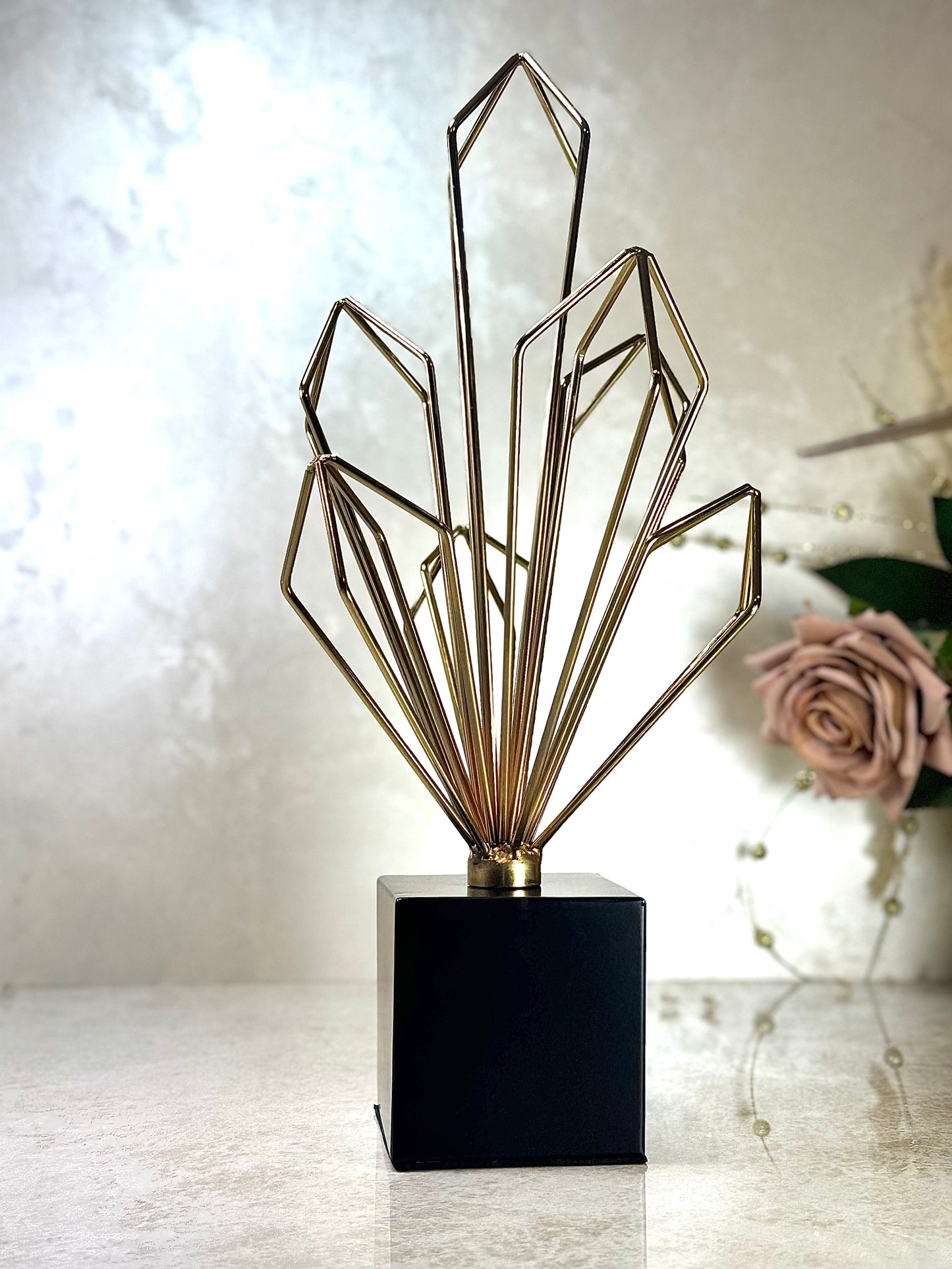 Sculpture décorative en métal doré – Élégance moderne