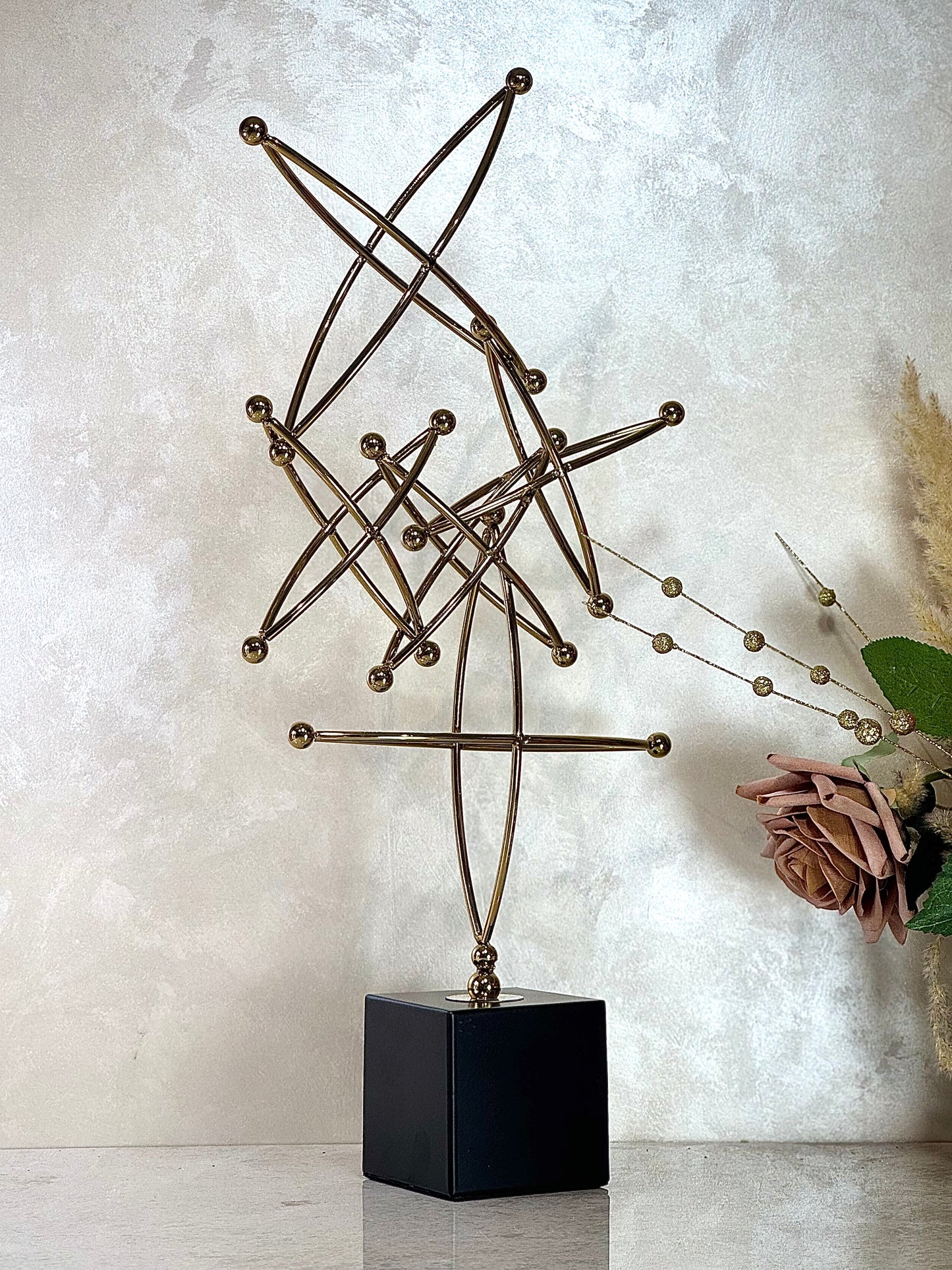 Sculpture décorative en métal doré – Élégance moderne