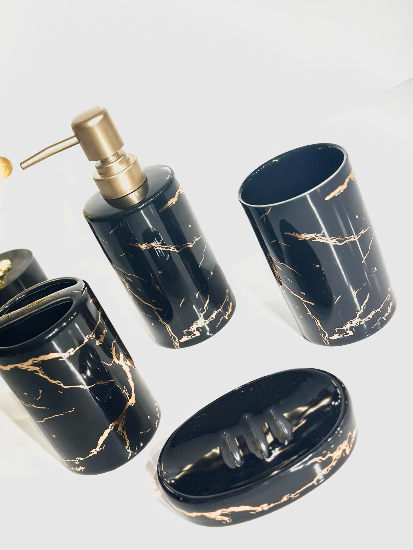 Set de Salle de Bain 4 Pièces Noir Marbré avec Motifs Floraux Dorés – Luxe et Élégance