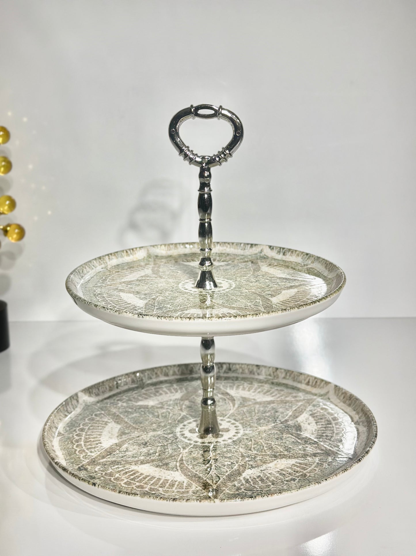 Présentoir 2 Étages en Porcelaine avec Motifs Floraux Gris et Vert – Élégance Naturelle