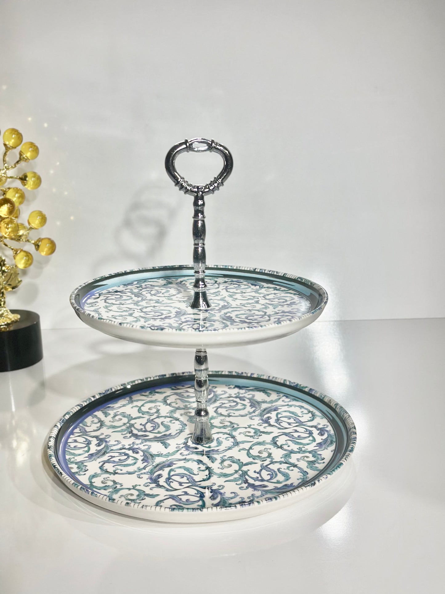Présentoir 2 Étages en Porcelaine avec Motifs Floraux en Vert et Gris – Élégance Naturelle