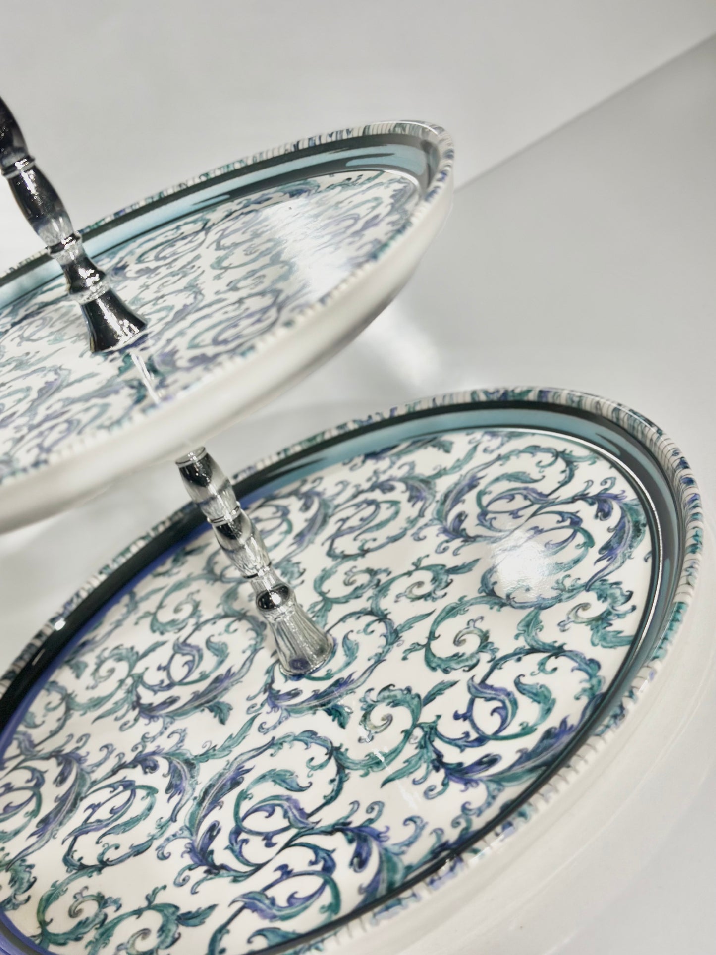 Présentoir 2 Étages en Porcelaine avec Motifs Floraux en Vert et Gris – Élégance Naturelle