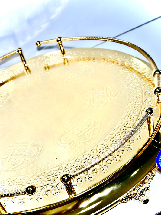 Plateau Rond en Métal Doré – Élégance Moderne pour un Service Distingué