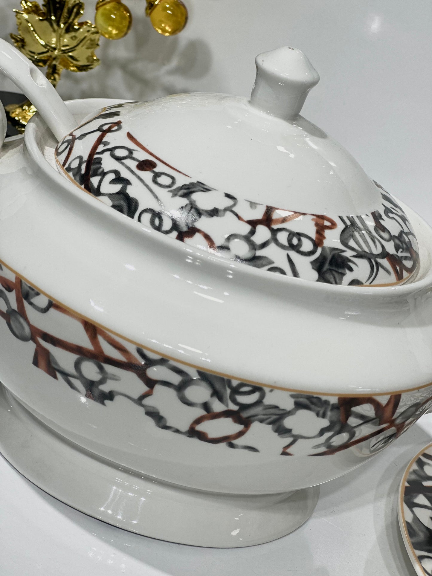 Service de Table 33 Pièces en Porcelaine – Blanc avec Décorations Marron et Gris