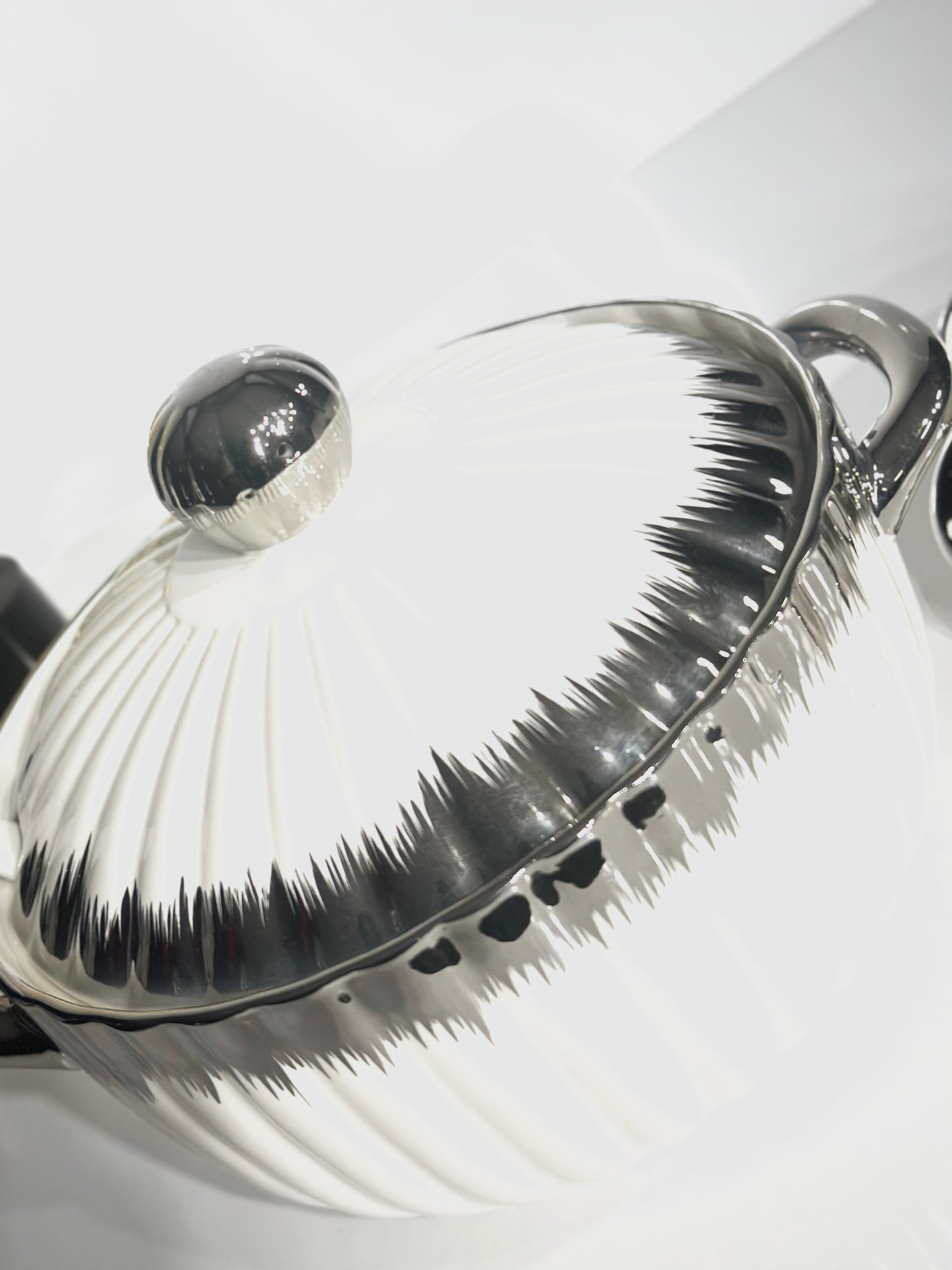 Élégant Service à Soupe en Blanc et Argenté – 13 Pièces Complètes