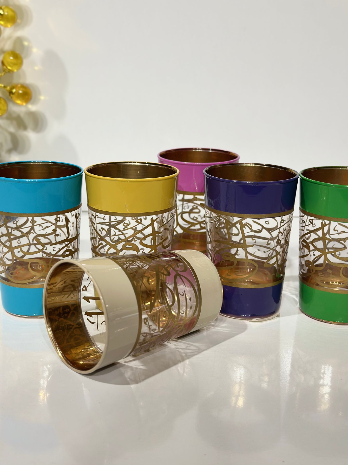 Lot de 12 Verres à Thé – Colorés avec Motifs Dorés