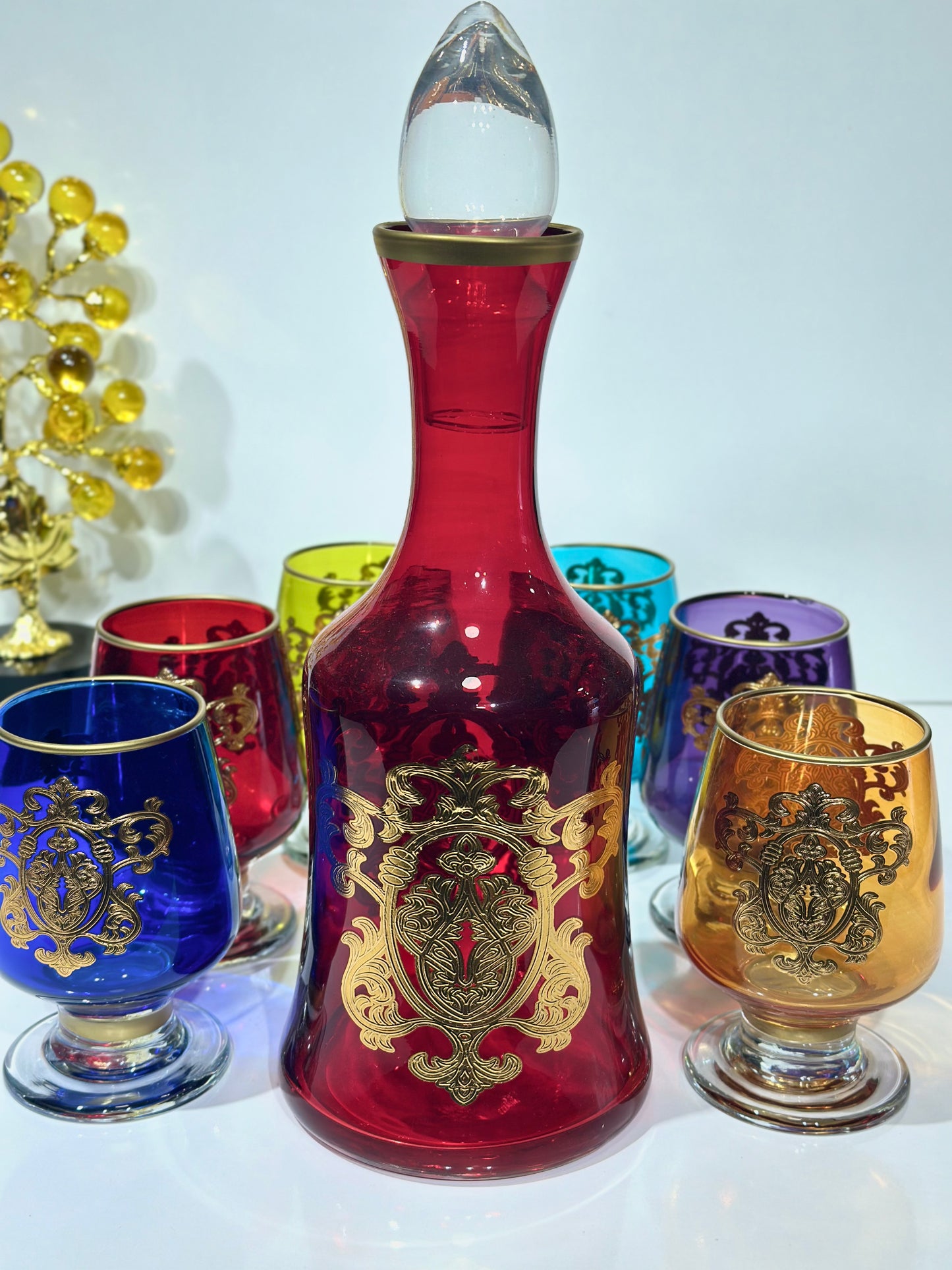 Coffret Carafe Rouge & 6 Verres Cristallisés – Finitions Dorées de Luxe