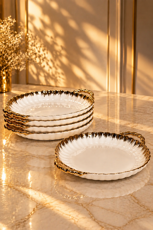 Assiette Ronde Blanche avec Contour Doré – Élégance Intemporelle