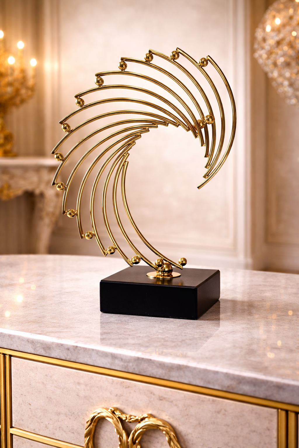 Sculpture décorative en métal doré – Élégance moderne