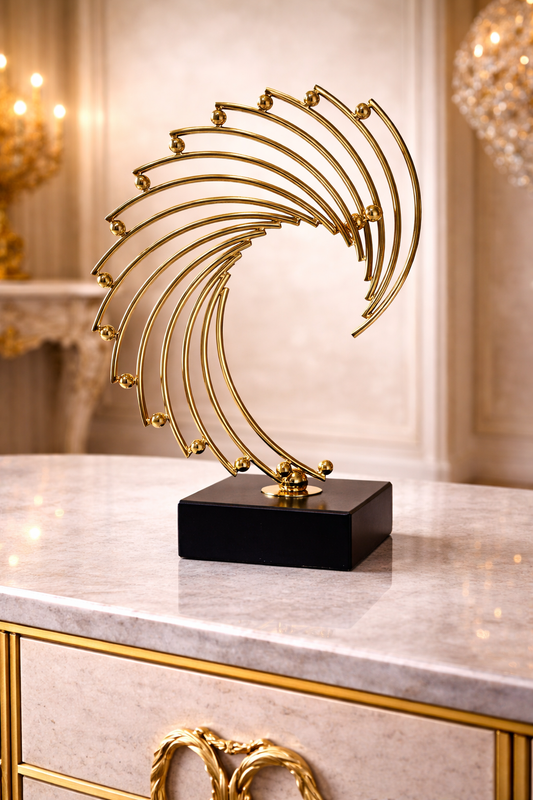 Sculpture décorative en métal doré – Élégance moderne