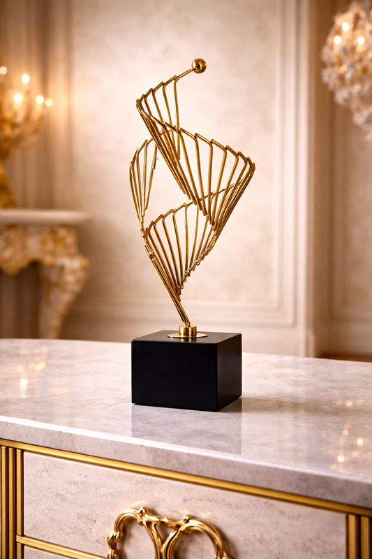 Sculpture décorative en métal doré – Élégance moderne