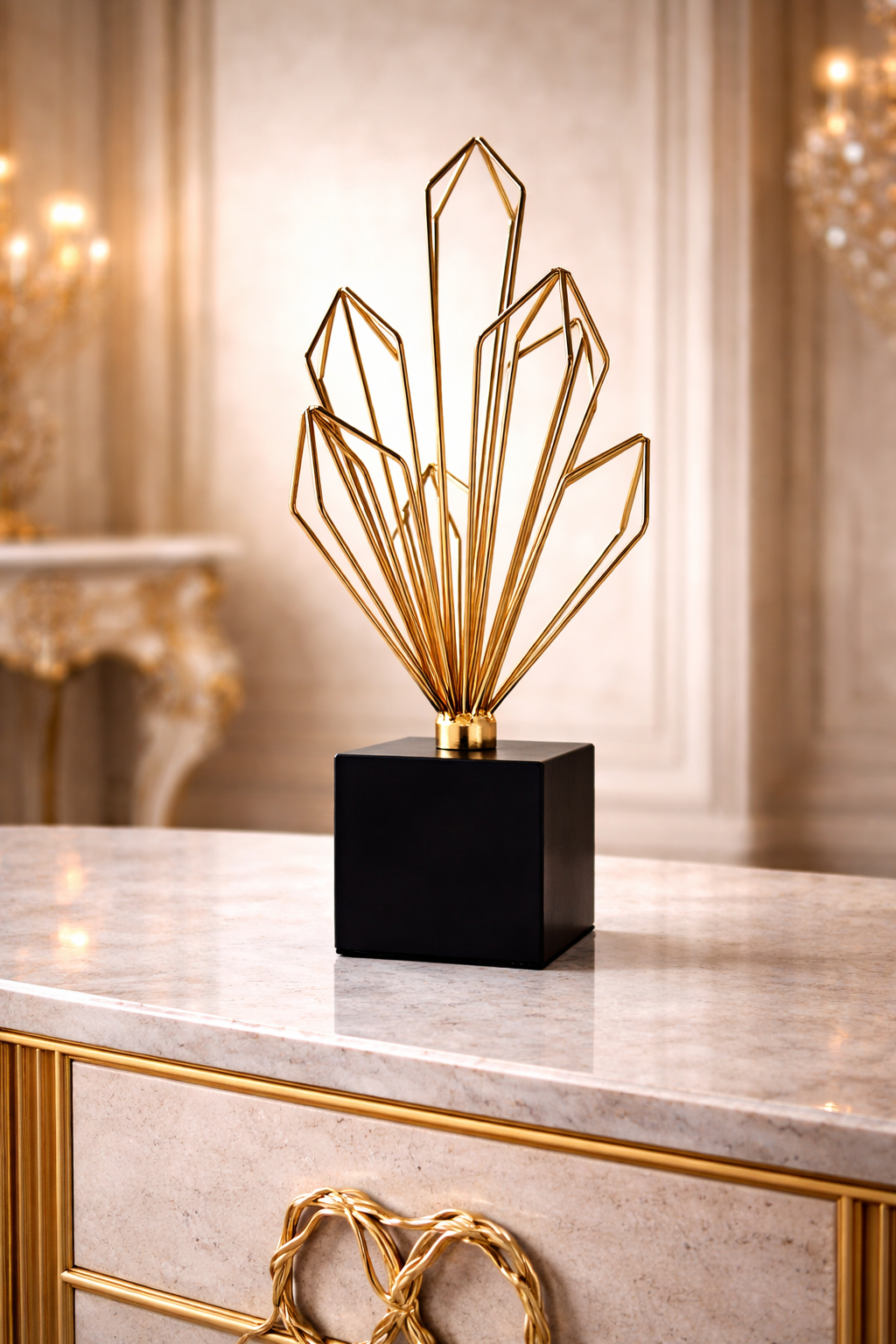 Sculpture décorative en métal doré – Élégance moderne