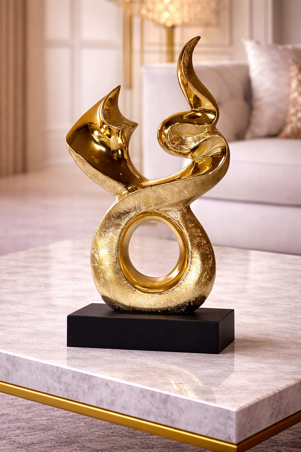 Statuette d'Élégance Dorée