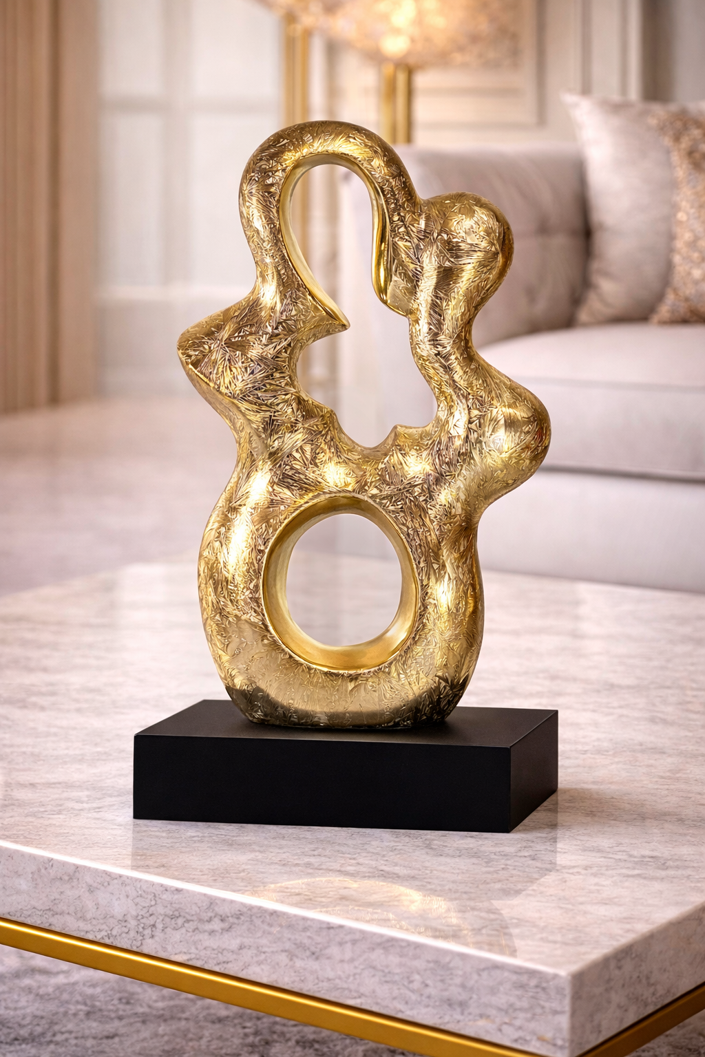 Statuette d'Élégance Dorée