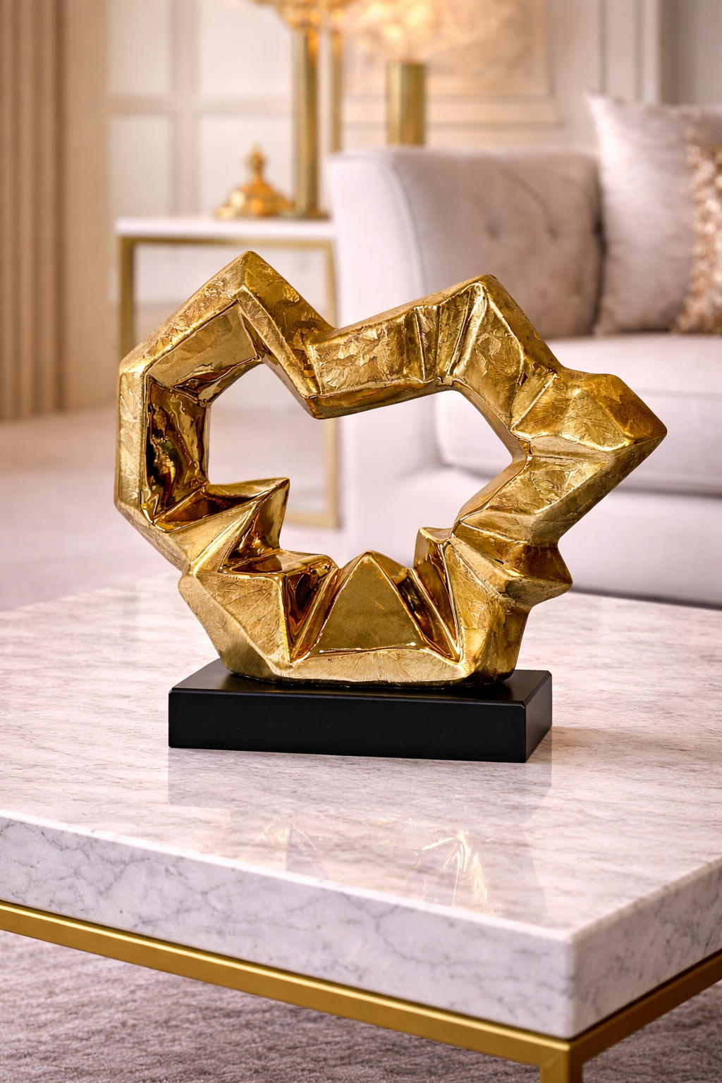 Statuette d'Élégance Dorée