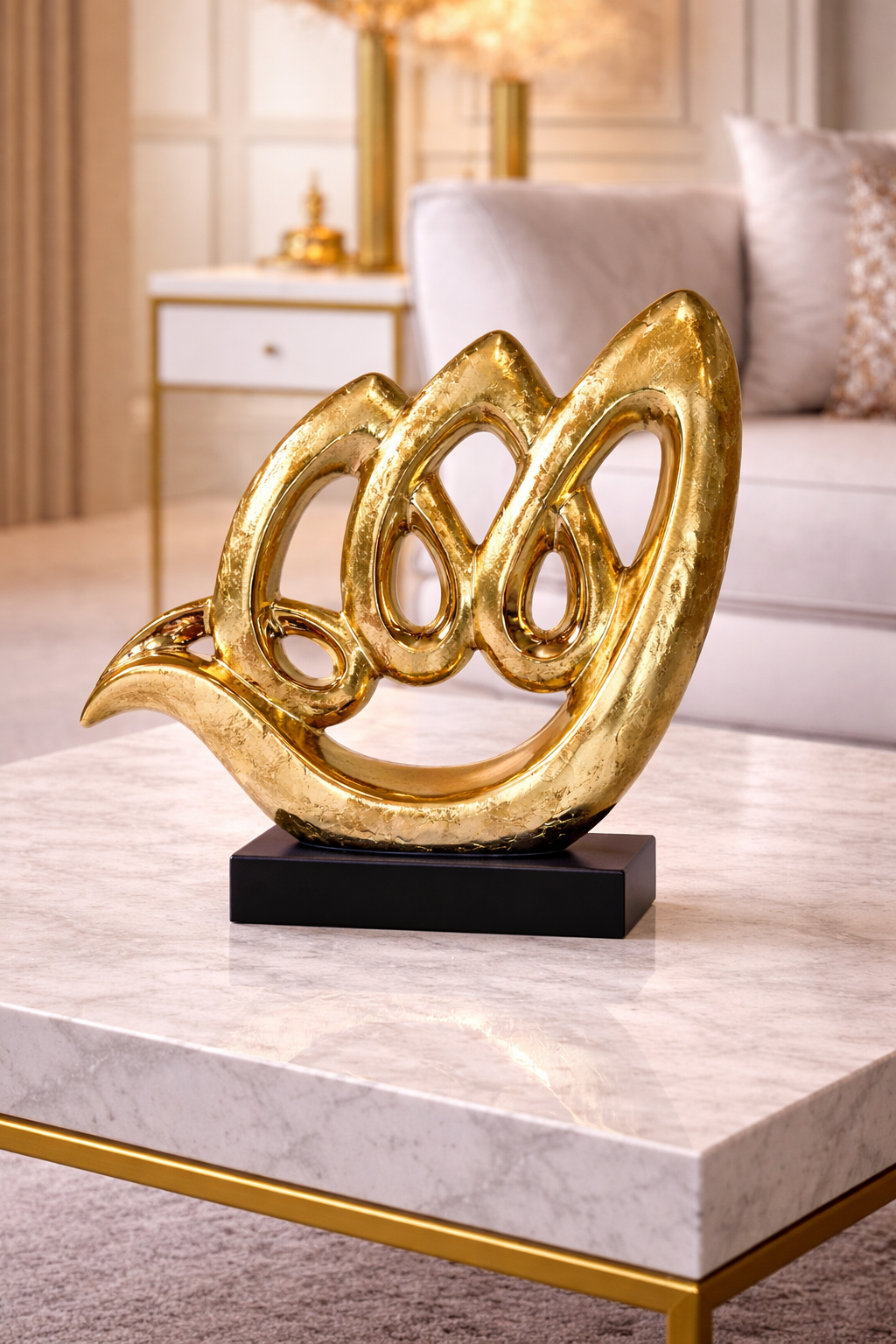 Statuette d'Élégance Dorée