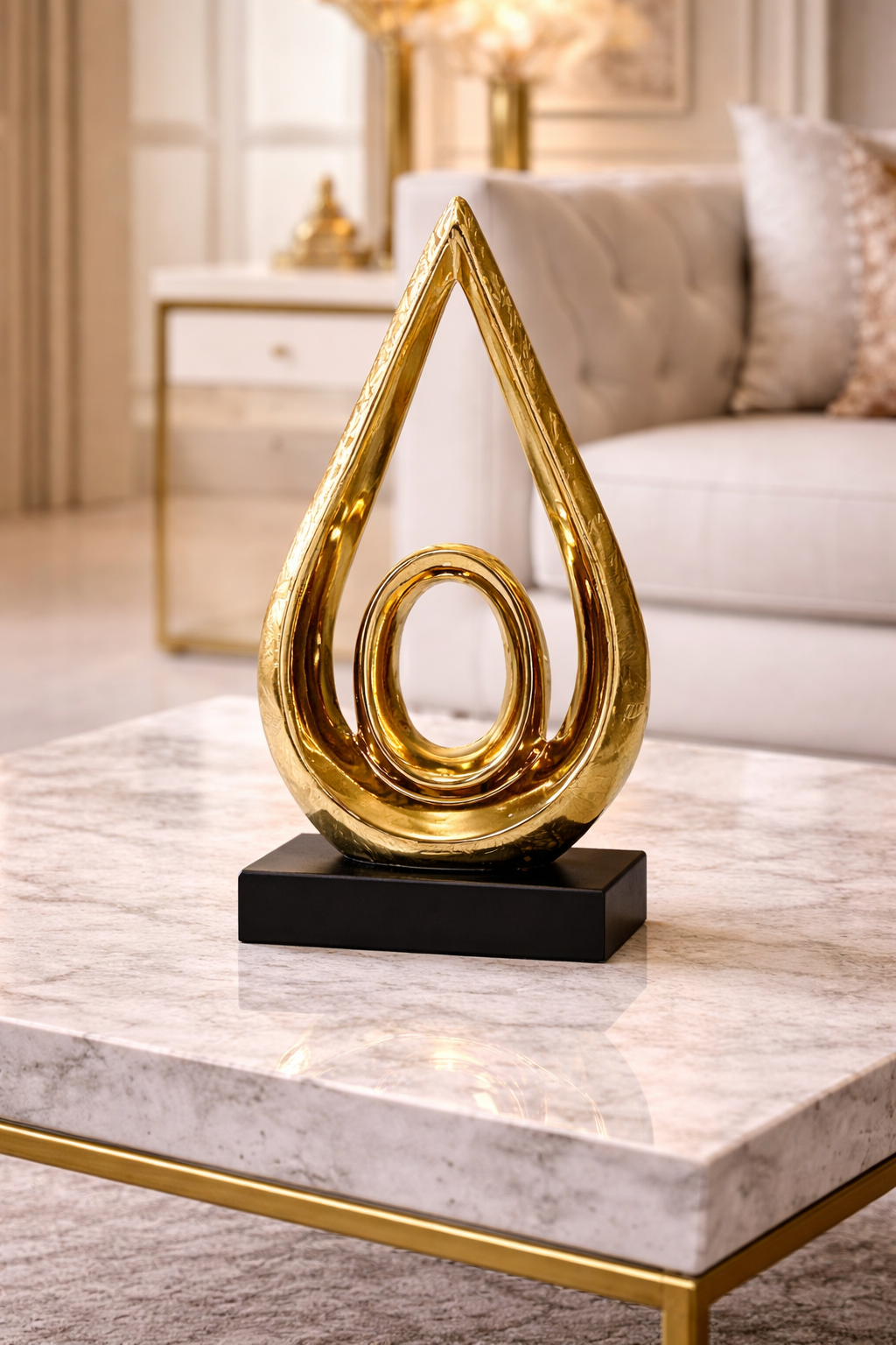 Statuette d'Élégance Dorée