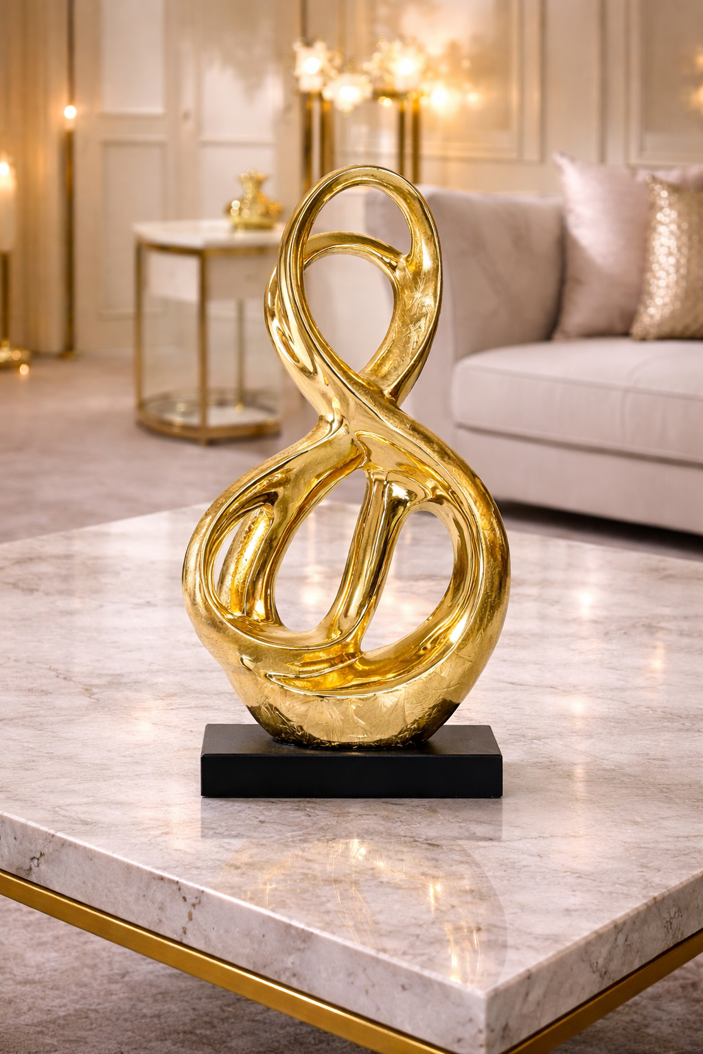 Statuette d'Élégance Dorée