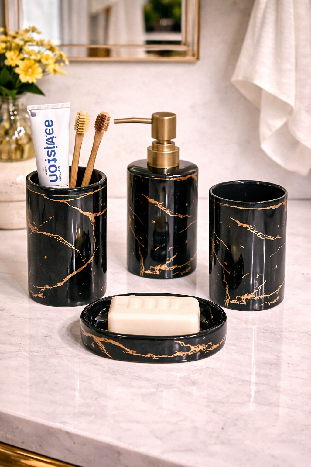 Set de Salle de Bain 4 Pièces Noir Marbré avec Motifs Floraux Dorés – Luxe et Élégance