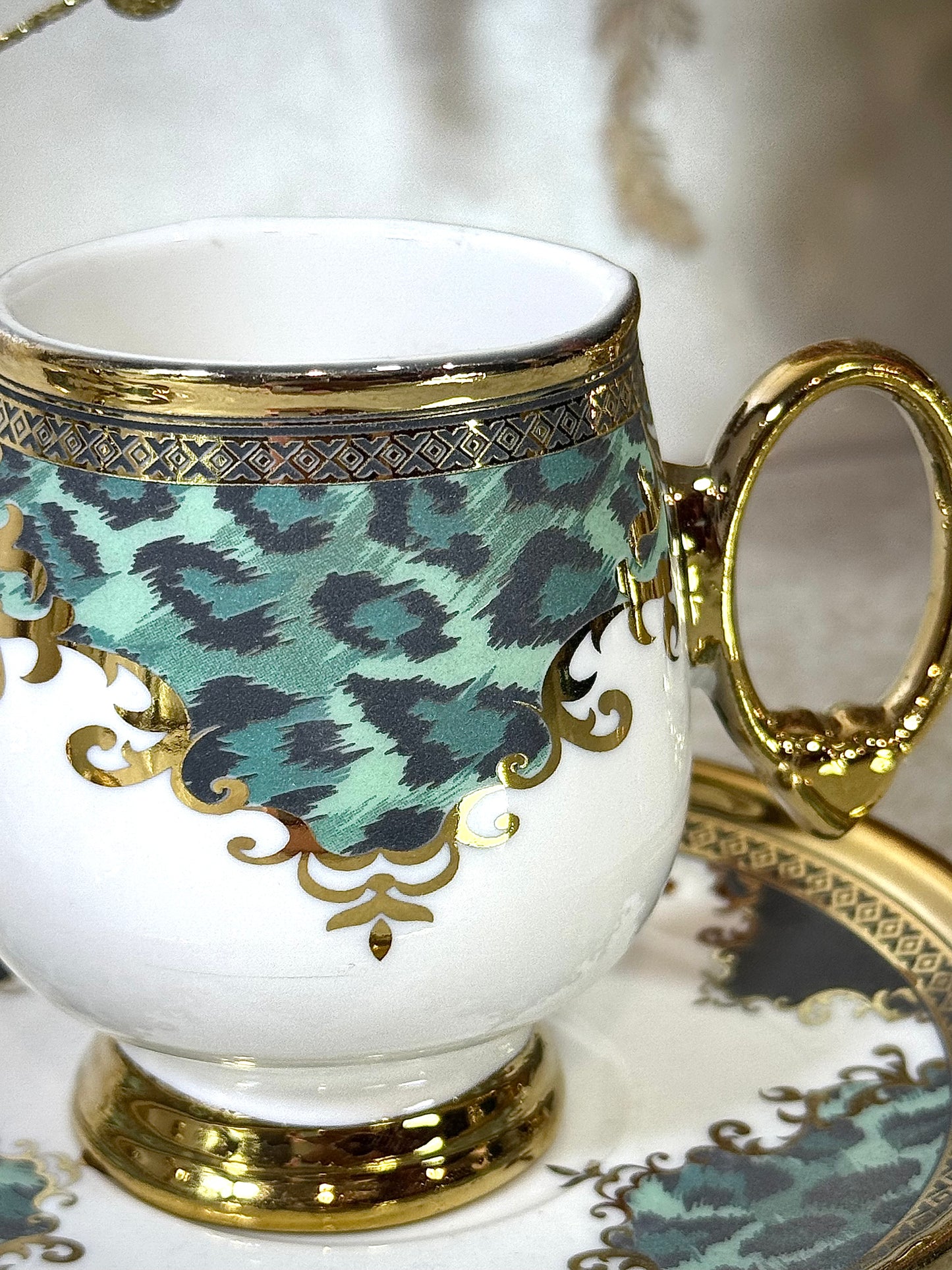 Coffret de 6 tasses avec sous tasses – Un cadeau d’exception au charme royal