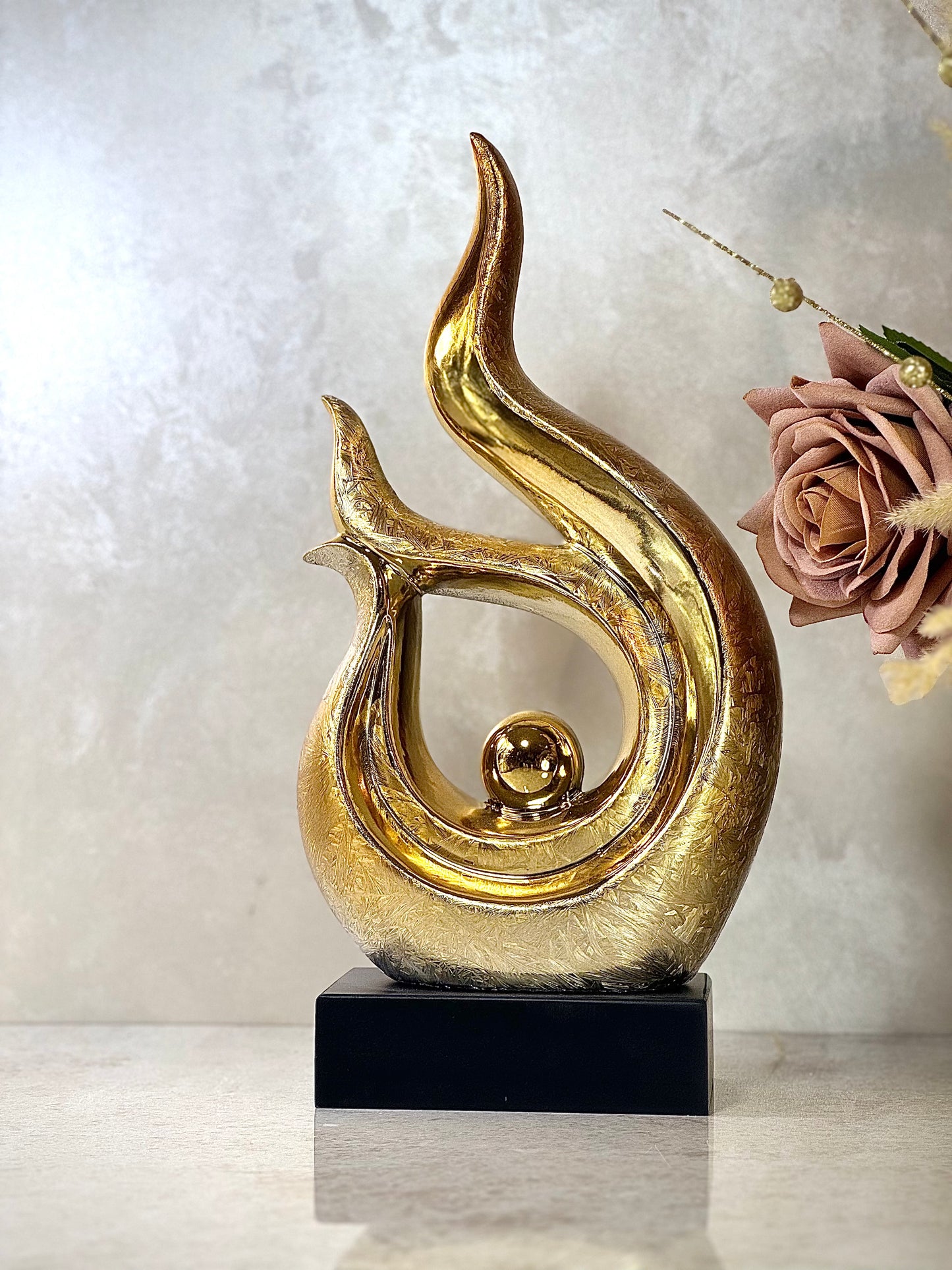 Statuette d'Élégance Dorée