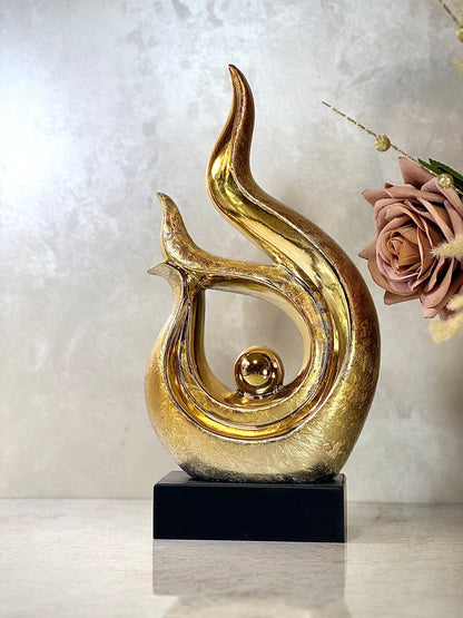 Statuette d'Élégance Dorée