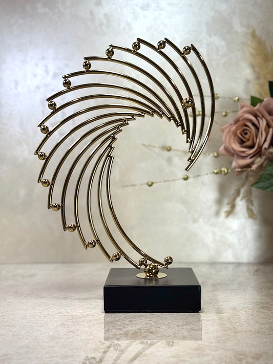 Sculpture décorative en métal doré – Élégance moderne