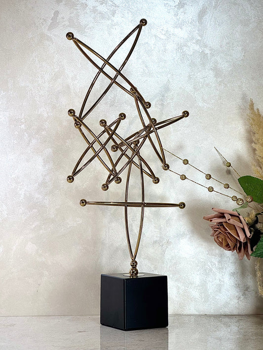 Sculpture décorative en métal doré – Élégance moderne