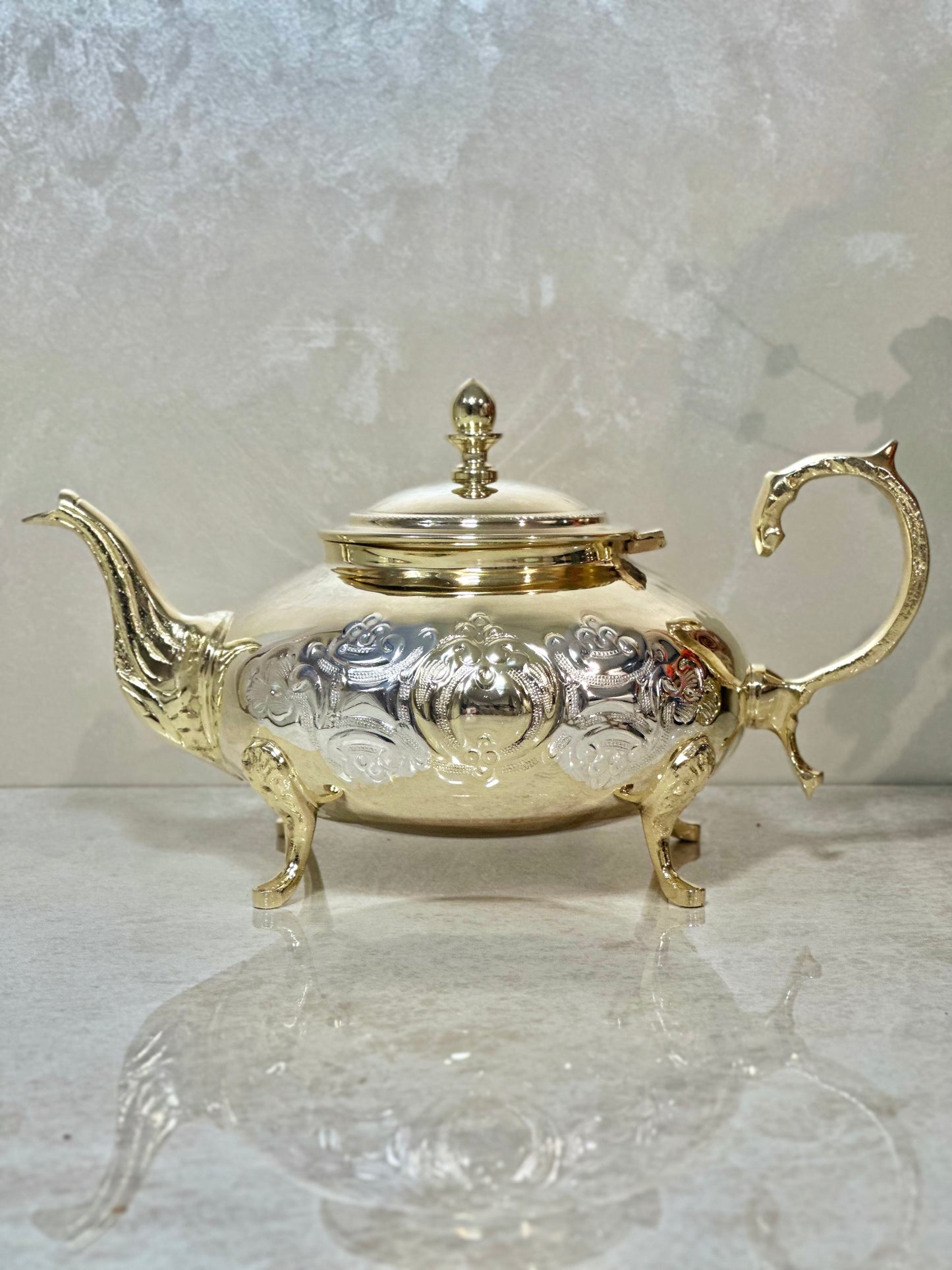 Théière royale – Cuivre doré ciselé à la main