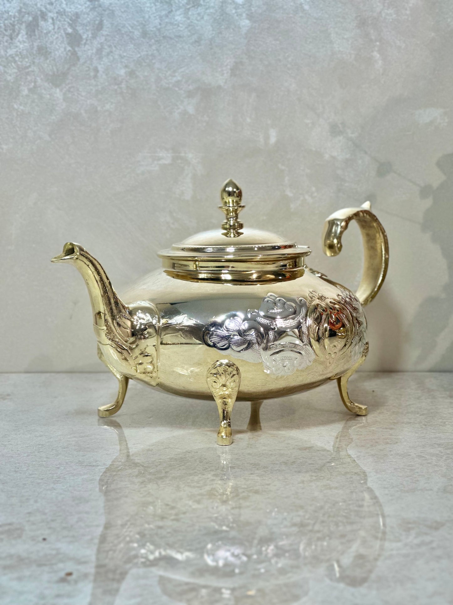 Théière royale – Cuivre doré ciselé à la main