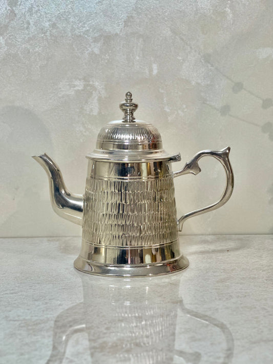 Théière en cuivre argenté – Finesse artisanale