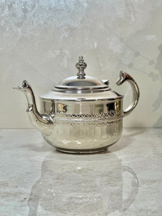 Théière élégance d'argent – Artisanat haut de gamme