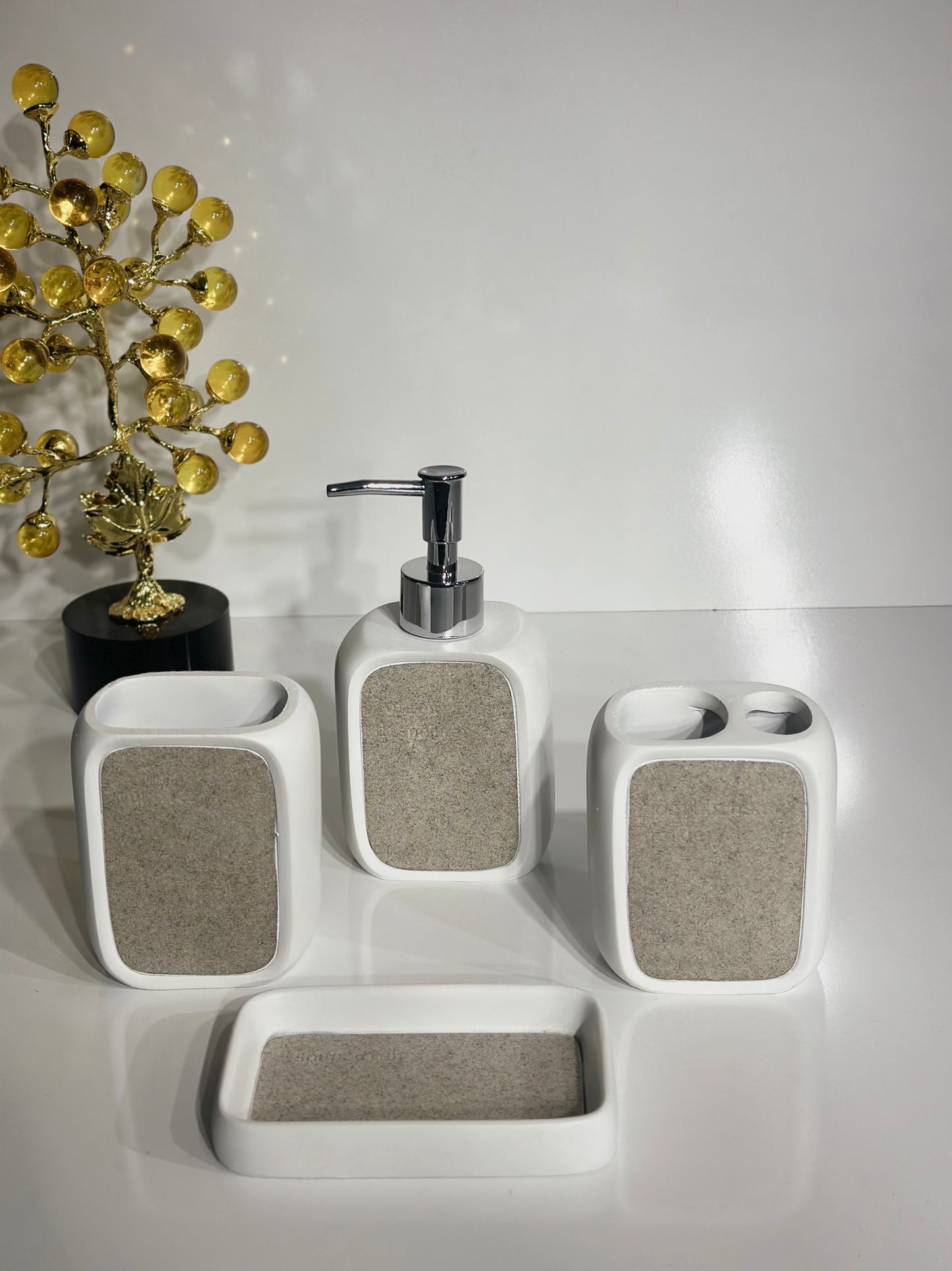 Ensemble de Salle de Bain 4 Pièces – Design Blanc et Gris pour une Touche Moderne