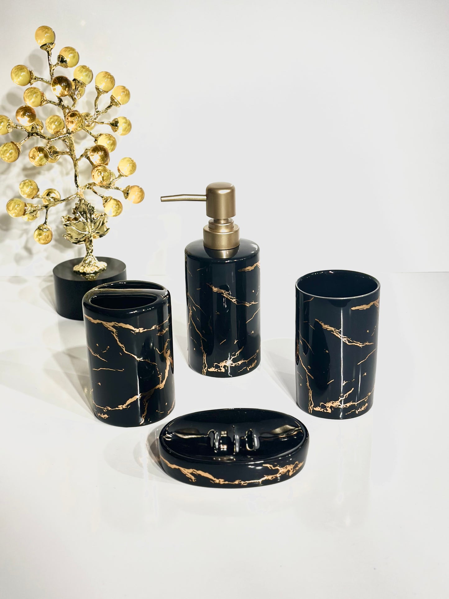 Set de Salle de Bain 4 Pièces Noir Marbré avec Motifs Floraux Dorés – Luxe et Élégance