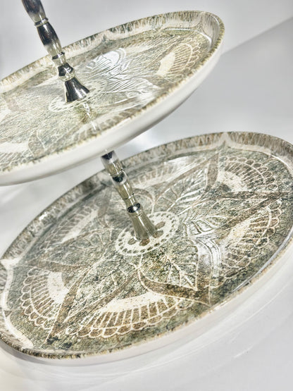 Présentoir 2 Étages en Porcelaine avec Motifs Floraux Gris et Vert – Élégance Naturelle