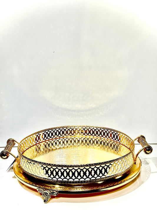 Plateau Rond en Métal Doré – Raffinement et Polyvalence au Cœur de Votre Table