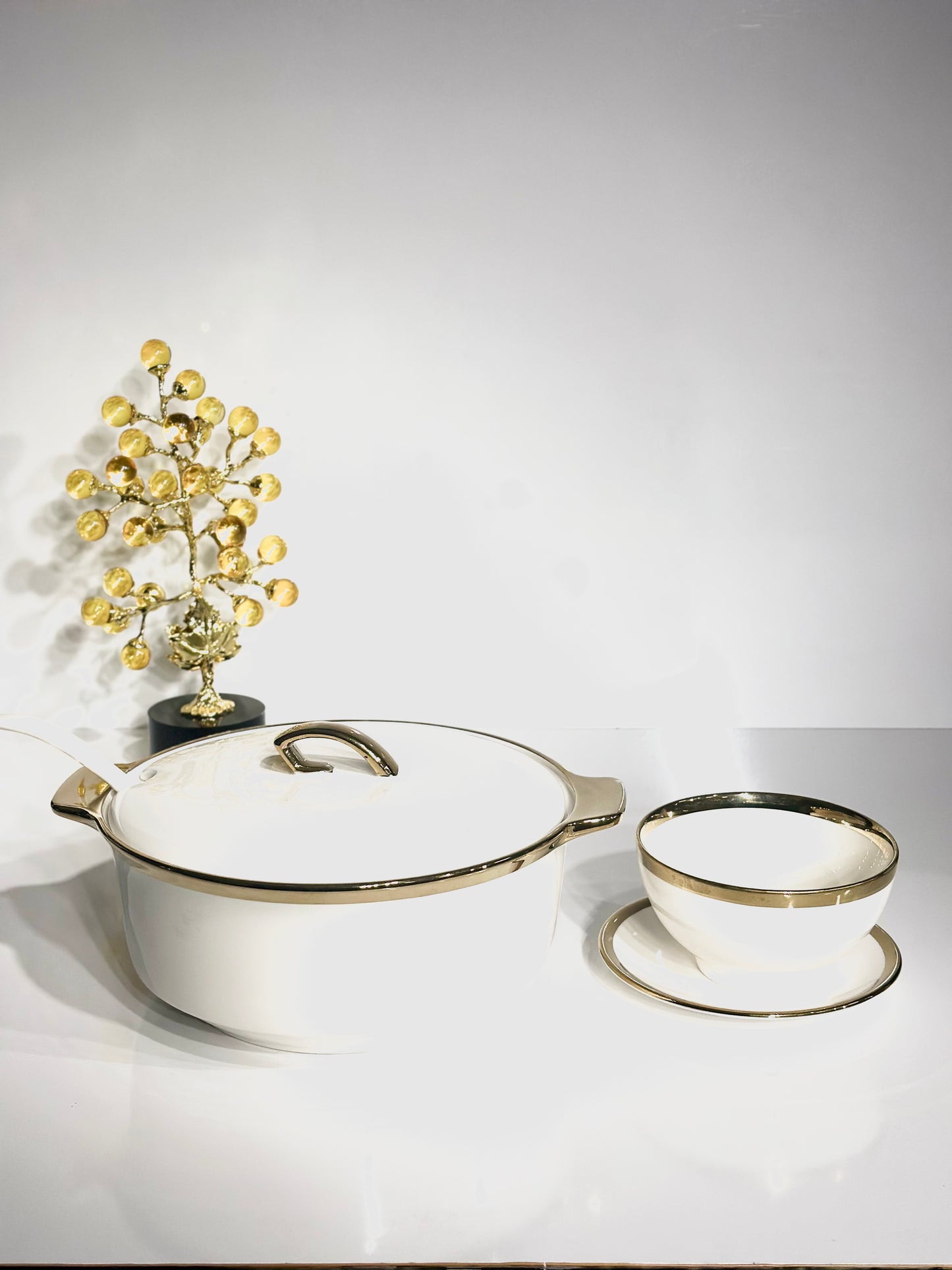 Service Soupière Blanc avec Contour Doré – Élégance et Raffinement
