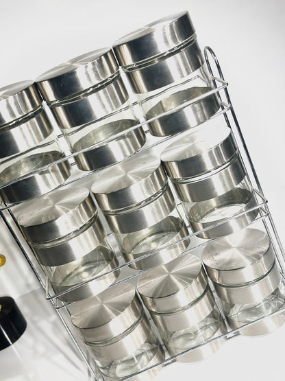 Un ensemble de 12 pieces en gris marbré , 2 bouteille à huile, et le reste des boites de rangements entre épices et céréales. Le tout est posé sur un support en doré en acier inoxydable