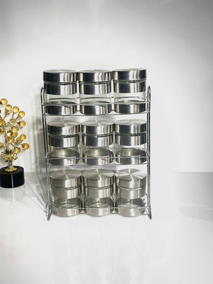 Un ensemble de 12 pieces en gris marbré , 2 bouteille à huile, et le reste des boites de rangements entre épices et céréales. Le tout est posé sur un support en doré en acier inoxydable